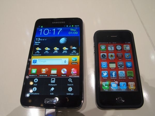 Samsung-Galaxy Note vs iPhone 4
