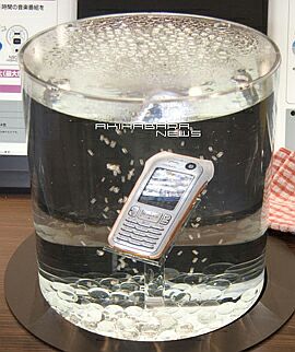 Sony Ericsson SO902iWP+ Is Really Waterproof - CELLPHONEBEAT